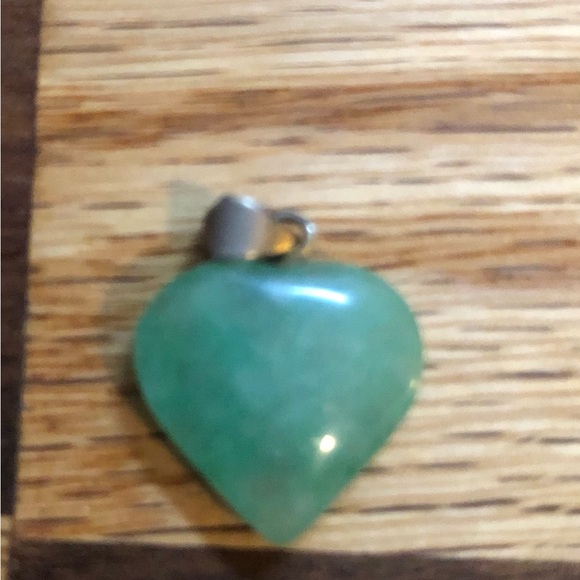 Lovely Little Green Heart Pendant on a silver tone bail. - Picture 3 of 7